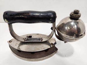 lot 275 image: Vintage & Antique Irons