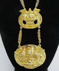 lot 62 image: LARGE Vintage 80s Gold Chinese Foo Dog Double Pendant Chain Necklace