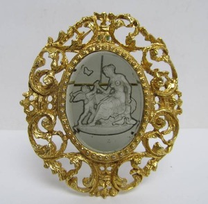 lot 63 image: Excellent LARGE Signed Vintage VANS UNLIMITED Ornate Cut Crystal Cameo Brooch