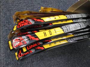 lot 323 image: Box of 20 - 1 oz Jack Links Hot Sti...