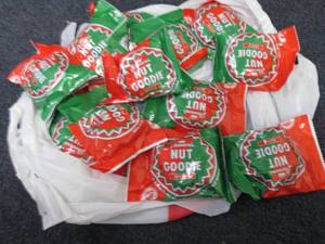 lot 332 image: 12 Pearsons Nut Goodie...