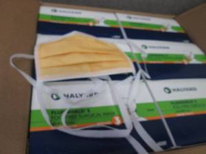 lot 384 image: Case of 300 Halyard FLUIDSHIELD 3 D...