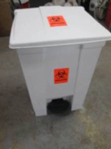 lot 416 image: Rubbermaid Step Wastebasket...