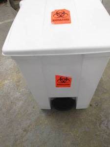 lot 417 image: Rubbermaid Step Wastebasket...