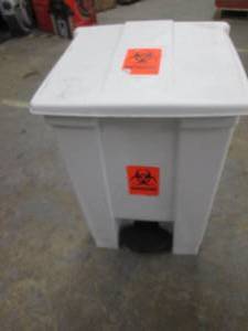 lot 418 image: Rubbermaid Step Wastebasket...