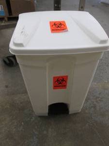 lot 419 image: Rubbermaid Step Wastebasket...