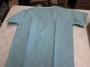 lot 431 image: Box of 12 Small Vneck Scrub Tops...