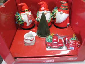 lot 455 image: 7 Christmas Ceramic Dcor Items...