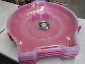 lot 457 image: 3 Sterilite Red Plastic Nesting Wre...