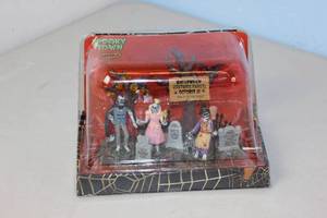Lemax Spooky Town Graveyard Costume Party # 23582 - New