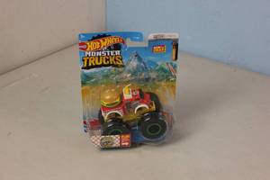 DieCast Hot Wheels Monster Trucks Buns of Steel 2475, 2022 Connect and Crash car Included (164 Scale), Red