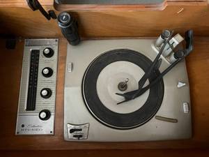 lot 2 image: Silvertone Mid Century Stereo Console