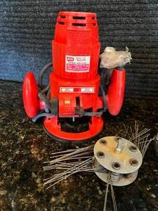 lot 33 image: Black & Decker Workmate Vise and Wen Router