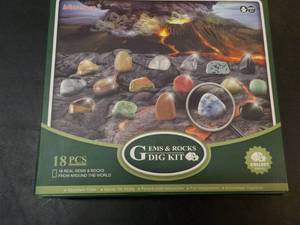 18 pc Gems and Rocks Dig Kit...