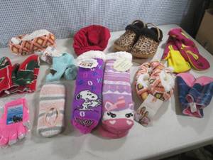 (EW5) Assorted Socks Gloves Slipper...