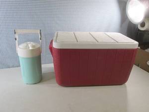 (D-2T) Coleman Cooler and Igloo Bev...