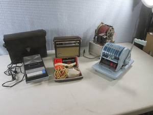 (D-2) Assorted Vintage Electronics ...