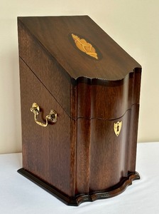 lot 21 image: Vintage Mahogany Knife Box with Inlaid Design