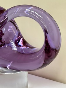 lot 7 image: Livio Seguso Italian Art Glass Sculpture - Seguso Italian Loop Shaped Sculpture.