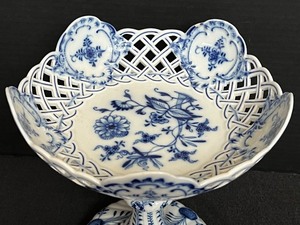 lot 157 image: Vintage Meissen Blue Onion Compote