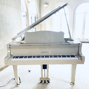 lot 5 image: Yamaha Disklavier Player Baby Grand Piano