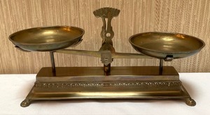lot 58 image: Vintage Brass Scale, Shell Bookends and a Monte Carlo Casino Canister