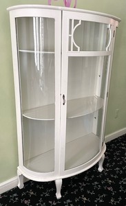 lot 66 image: Vintage White Curved Glass Display Cabinet