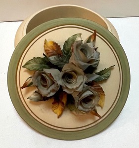 lot 83 image: Italian Capodimonte Porcelain Trinket Dish by Carlo Savastano