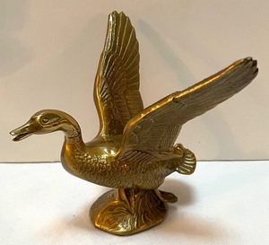 lot 86 image: Beautiful Brass Grouping