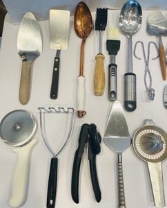 lot 180 image: Kitchen Helpers - Variety of Kitchen Utensils
