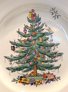 lot 253 image: 12 Spode Christmas Tree Dinner Plates