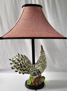 lot 126 image: Adorable Country Rooster Lamp