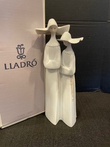 lot 258 image: Lladro Nuns Figurine - #4611