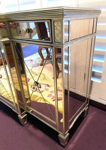 lot 37 image: Mirrored 3 Drawer Console Cabinet - Mirrored Buffet Server