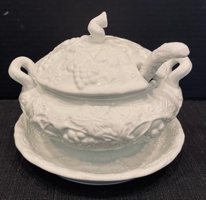 lot 267 image: Wonderful White Serving Items