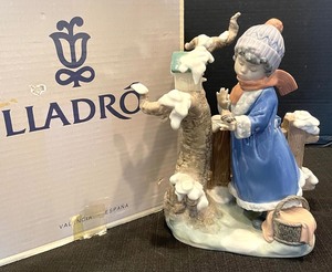 lot 264 image: Lladro Winter Frost Figurine- #5287
