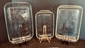 lot 272 image: Anchor Hocking, Pyrex and Marinex Glass Baking Pans
