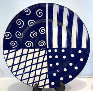 lot 279 image: Cobalt Blue and White Dishware