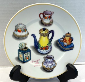lot 284 image: Teacups with Matching Saucers and a Decorative Plate