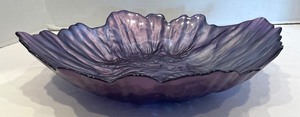 lot 292 image: Pretty Purple Art Glass Bowl