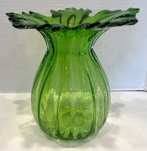 lot 45A image: Green Controlled Bubble Art Glass Vase with Fluted Top
