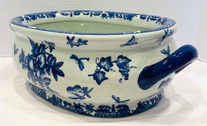lot 312 image: Asian Inspired Blue and White Porcelain PlanterBasin