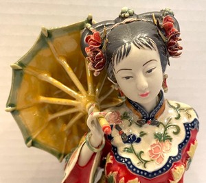 lot 311 image: Vintage Chinese Porcelain Maiden Sculpture