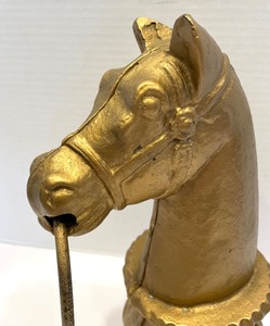 lot 310 image: Vintage Cast Iron Horse Head Decor