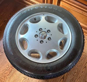 lot 323 image: Glass Top Tire Table on Casters