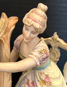 lot 340 image: Vintage Porcelain Figurines
