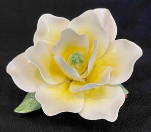 lot 350 image: Lovely Porcelain Floral Decor