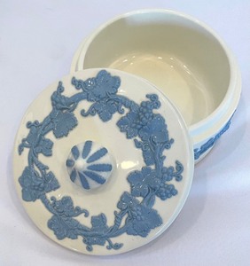 lot 364 image: Wedgewood Queensware of Etruria and Barlaston White Dresser Jar with Lid Embossed with Blue Grapes on a Grapevine
