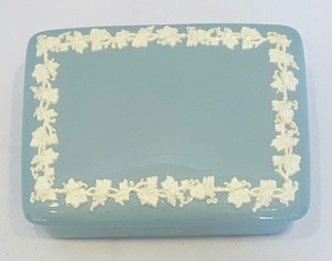lot 366 image: Wedgewood Blue Queensware Trinket Box - Playing Card Box with Lid