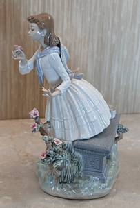 lot 50 image: Lladro Exquisite Scent Porcelain Figurine